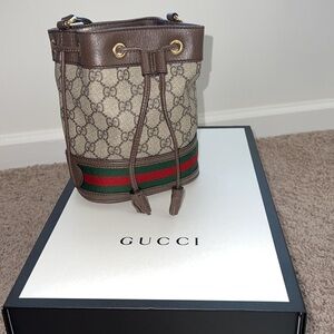 💯 Authentic Gucci Cross Body Bucket Bag